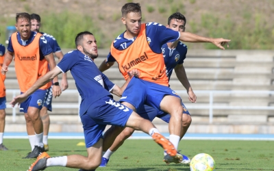 Jurgi lluita per una pilota amb Acedo en un entrenament a Sant Oleguer | Roger Benet